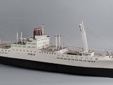 la maquette d'un grand bateau posée sur une surface grise