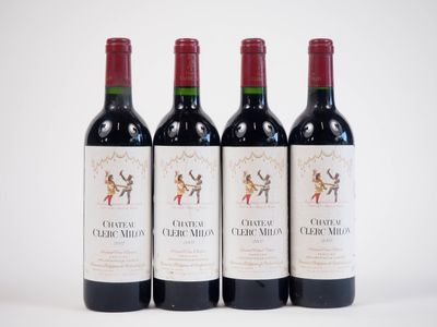 trois bouteilles de vin rouge posées l'une à côté de l'autre sur une surface blanche