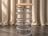 une image représentant un tabouret avec un assise en bois et un motif en spirale