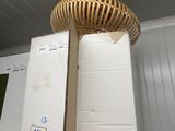 une boîte sur laquelle est posé un panier, posée sur une étagère