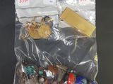 un sac contenant divers objets posé sur une surface noire