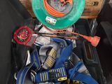 une valise remplie d'objets divers dans un magasin