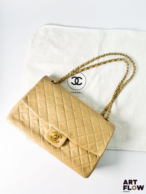 CHANEL Timeless Sac Chanel vintage porté épaule en cuir beig…