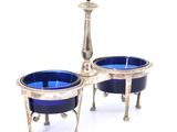 paire de bougeoirs en verre argenté et bleu, sur socle
