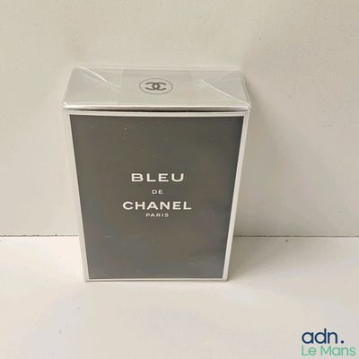 Flacon de parfum « Chanel Bleu de Chanel » dans un coffret transparent