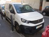 une camionnette blanche garée sur le côté de la rue