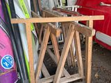 une voiture rouge garée à côté d'une pile de planches de surf