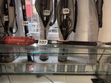 une vitrine en verre dans un magasin, avec des parapluies accrochés au mur
