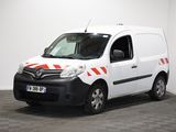 une photo d'une camionnette blanche ornée d'une bande orange