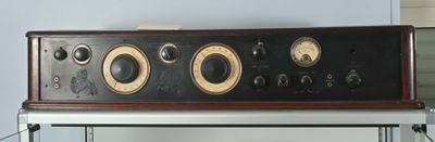 une radio posée sur une étagère dans une pièce