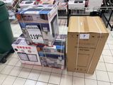 des cartons empilés les uns sur les autres sur le sol d'un magasin