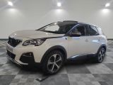 la voiture blanche est garée sur le sol à carreaux d'une pièce