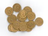 une pile de pièces d'or sur une surface blanche