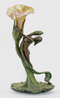 une statue de femme tenant une fleur à la main