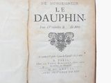 un livre ouvert dont la couverture représente un oiseau