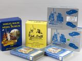 quatre livres posés les uns à côté des autres sur une table