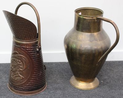 deux vases posés l'un à côté de l'autre sur le sol