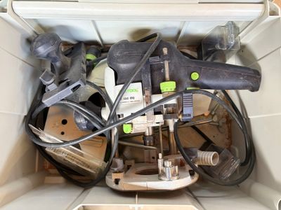 une photo d'une boîte contenant tout un tas d'outils