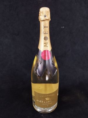 un gros plan d'une bouteille de champagne sur fond noir