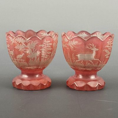 une paire de vases en verre rose ornés de cerfs et de pins