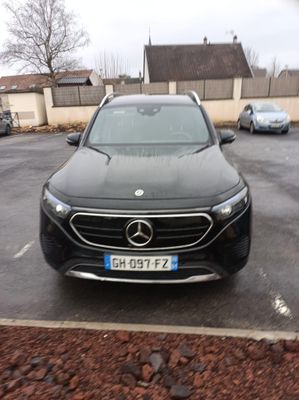 Le SUV Mercedes est garé sur un parking, à côté d'autres voitures.