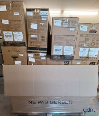 de nombreux cartons empilés les uns sur les autres dans un entrepôt