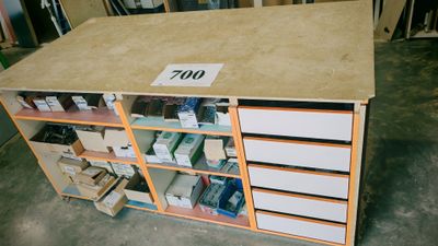une table sur laquelle se trouvent de nombreux tiroirs