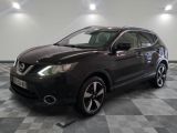 nissan qxv dans une salle d'exposition au sol en damier