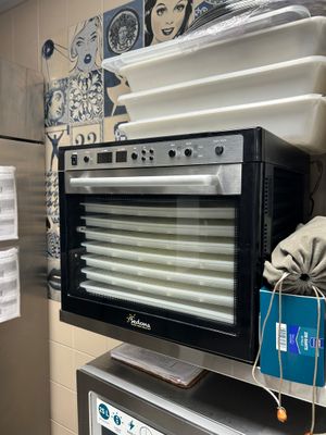 un micro-ondes posé sur une pile de cartons