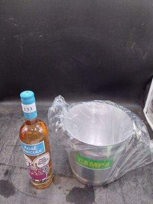 une bouteille d'alcool et un bol posés sur une table