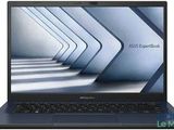 un ordinateur portable avec un écran bleu et un clavier noir