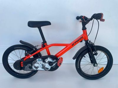 un vélo rouge avec une selle noire sur fond blanc