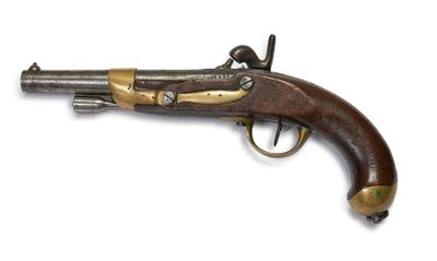 un vieux fusil exposé sur une surface blanche