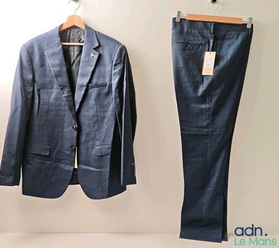 une photo d'un costume et d'un pantalon suspendus à un cintre