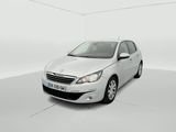 La voiture blanche est garée dans une pièce blanche au sol blanc.