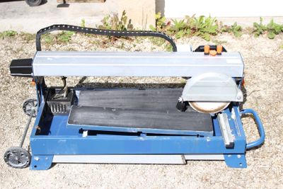 une machine bleue posée sur le sol