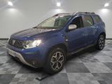 une photo d'une dacia bleue garée sur un sol en damier