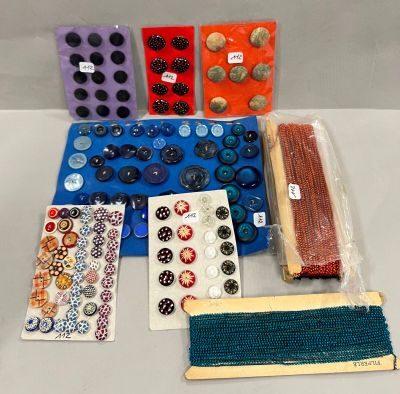 tout un tas de boutons et encore des boutons posés sur une table