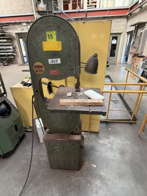 une photo d'une machine qui se trouve dans un entrepôt