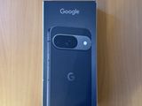 une boîte contenant un téléphone Google Pixel posée sur une table en bois
