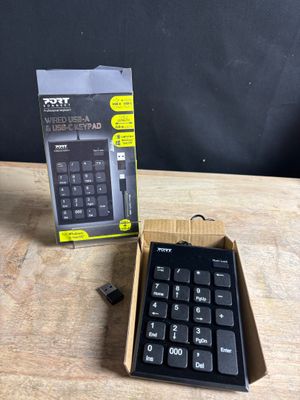 une boîte contenant un clavier, posée sur une table