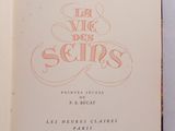un livre ouvert sur une table