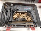 une boîte avec un tas d'outils à l'intérieur