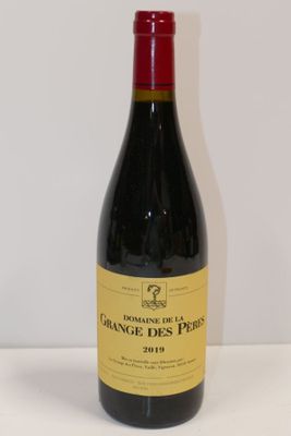 une bouteille de vin posée sur une table