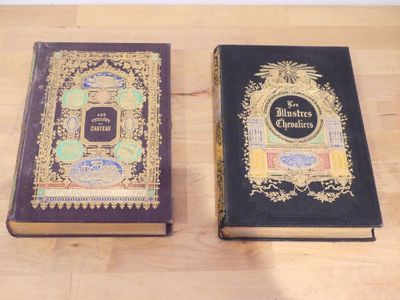 deux livres posés sur une table en bois