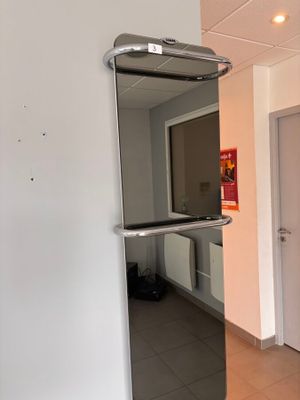 un miroir accroché au mur dans le couloir d'un immeuble
