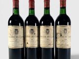 trois bouteilles de vin sont alignées sur une table