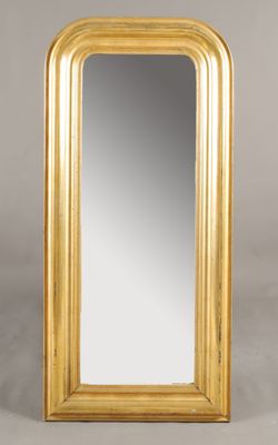 un miroir encadré d'or sur fond blanc