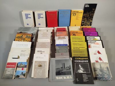 un grand nombre de livres posés sur une table