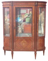 Vitrine de style Louis XVI en bois marqueté, vitres galbées.